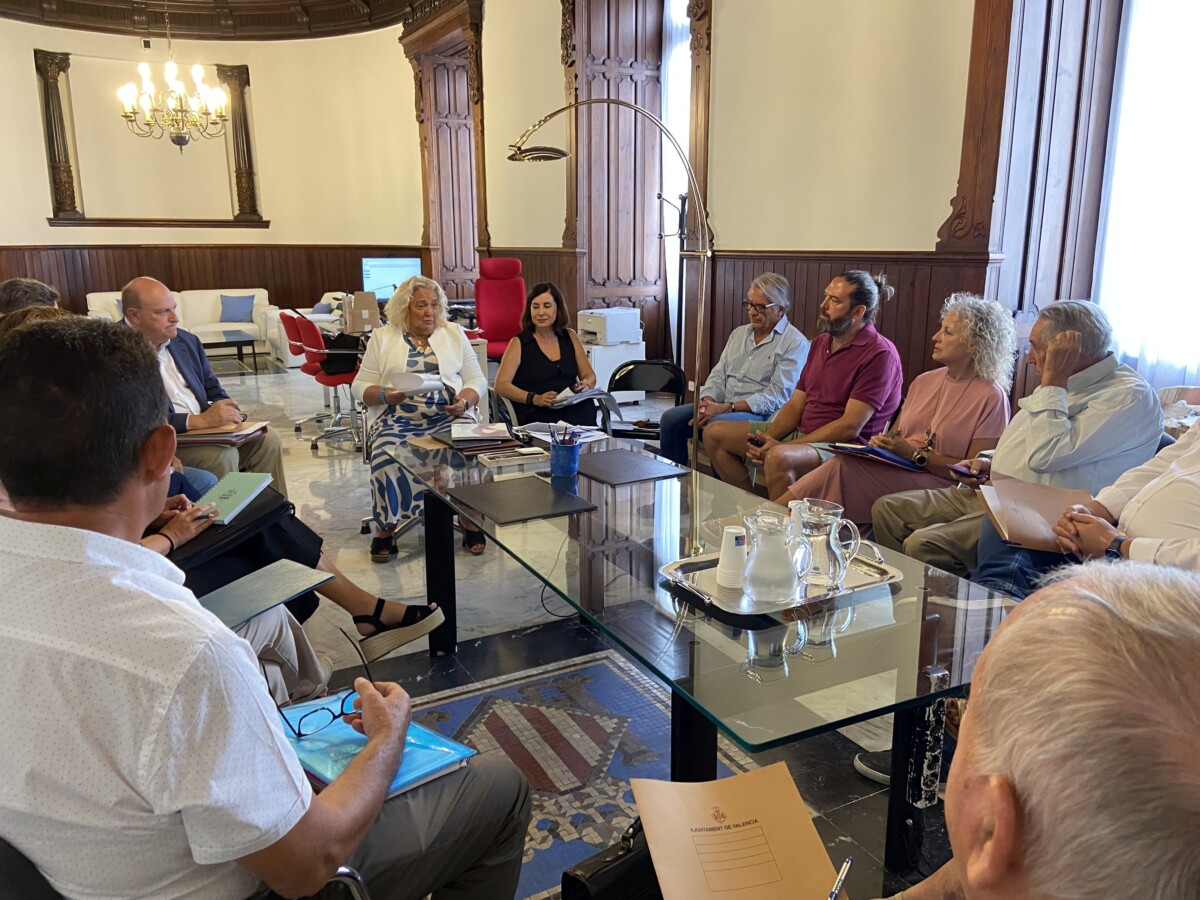 Reunión de María José Ferrer San Segundo con los alcaldes y alcaldesas de las pedanías de Valencia